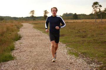 junger Mann läuft