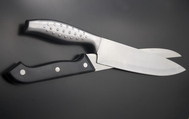 cuchillos de cocina sobre fondo negro