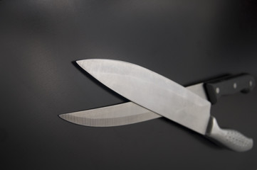 cuchillos de cocina sobre fondo negro