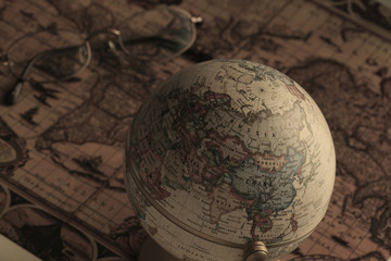 地球儀と古地図