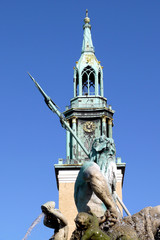 Neptunbrunnen und Marienkirche © Max