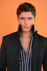 Obraz premium ragazzo in camicia nera a righe