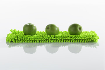Aepfel  Granny Smith auf neongruen