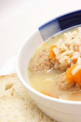 ein teller reis eintopf mit hackbällchen