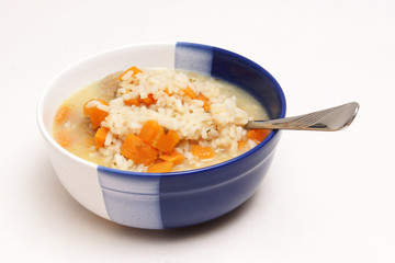 ein teller reis eintopf mit hackbällchen