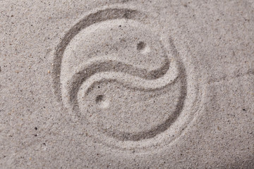 Fototapeta na wymiar yin yang symbolu w piasku