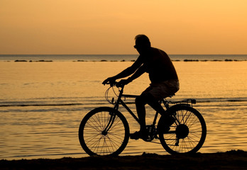 Fototapeta na wymiar rower nabrzeża o świcie