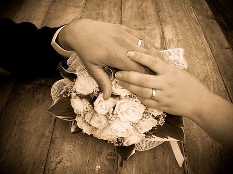 fedi nuziali con bouquet