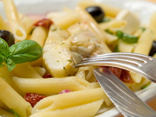 Pastasalat mit Artischocken