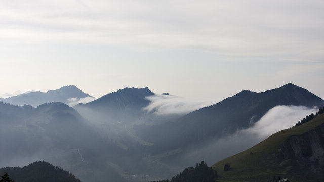 nebel zieht herein in den alpen