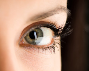 picture of woman's eye with long eyelashes