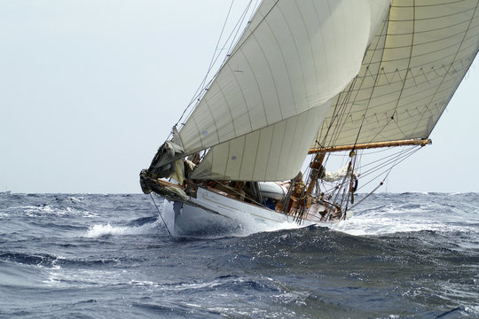klassische Yacht in voller Fahrt