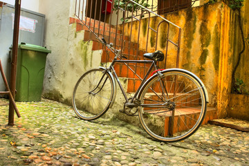 Fototapeta na wymiar stary rower w typowym dziedzińcu starego Zagrzebiu