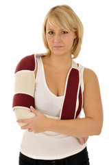 Junge Frau mit Bandage hat Schmerzen