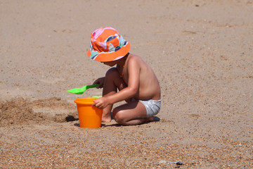 petit garçon entrain de jouer sur le sable