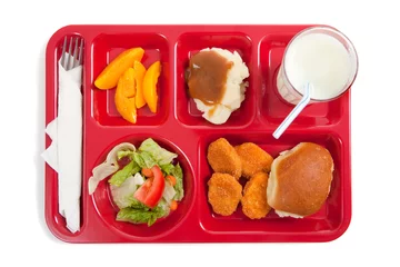  School lunch dienblad met eten erop op een witte backgrounf © Michael Flippo