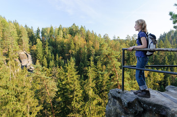 Frau steht auf Felsen in der Sächsischen Schweiz