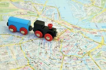 Foto auf Alu-Dibond Toy train on the map of the city © jolly