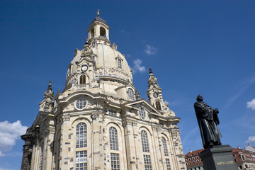Fototapeta na wymiar Dresden Frauenkirche i Martin Luther pomnik w Dre¼nie