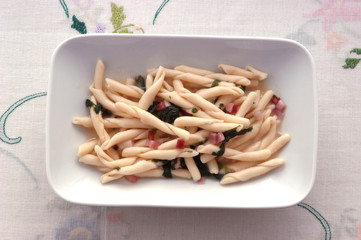 Strozzapreti al prosciutto e spinaci - Pasta italiana