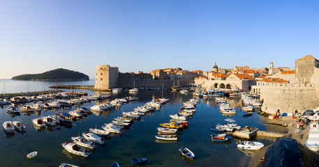 Fototapeta na wymiar panoramiczny widok na stary port w Dubrowniku, Chorwacja
