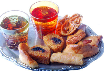 Plateau de pâtisseries orientales avec thé