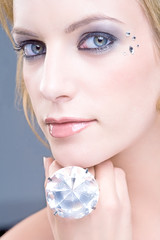 portrait beaute de jeune femme avec diamant