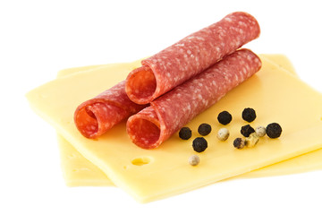 Salami auf Käse und Pfefferkörner