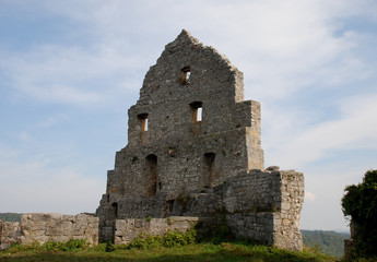 Fototapeta na wymiar freistehende Mauer auf der Burgruine Hohenurach