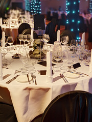 Feinschmecker  Abendessen Tische mit Lichterkette im Hintergrun