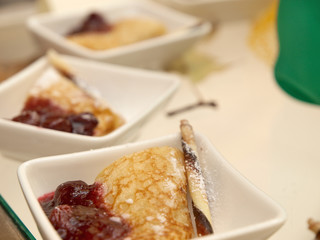 crepes mit süßen kirschen
