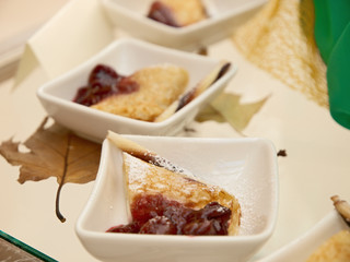 crepes mit süßen kirschen