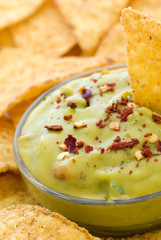 Nachos mit Avocado Dip