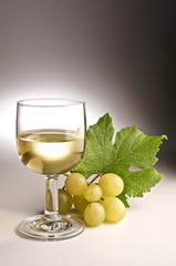 uva con bicchiere di vino