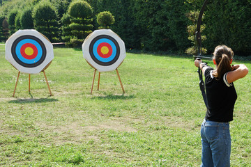 Tiro con l'arco: ragazza arciere