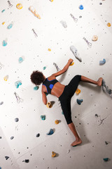 Frau in der Kletterhalle