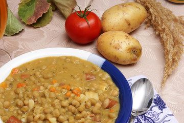 ein teller erbseneintopf