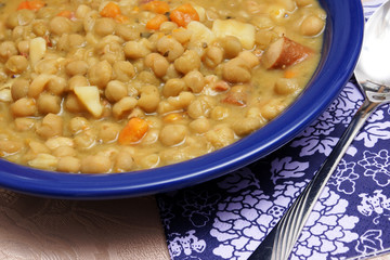 ein teller erbseneintopf