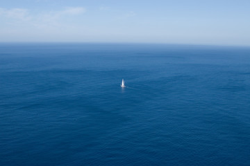 Fototapeta na wymiar Segelboot auf offenen Meer