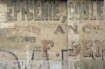 Alte,verwitterte Werbung an einer Fassade in Bayeux,Frankreich