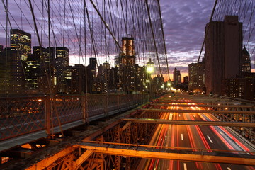 Fototapeta na wymiar Gra świateł: ruch na Brooklyn Bridge w Nowym Jorku