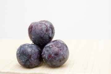 Drei frische Kriechen-Pflaumen