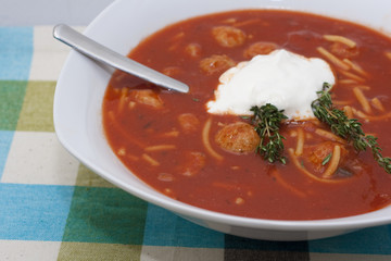 Tomatensuppe mit Nudeln und Hackbällchen