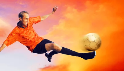 Zelfklevend Fotobehang Schieten van voetballer aan de hemel met wolken © Andrii IURLOV