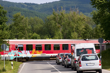 Fototapeta premium Personenzug am Bahnübergang