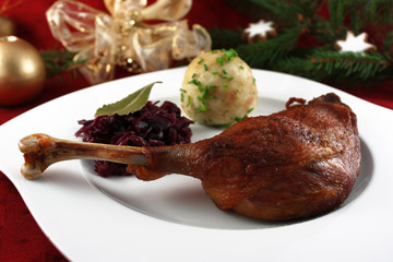 Gänsekeule mit Rotkohl und Semmelknödel © Dalmatin.o
