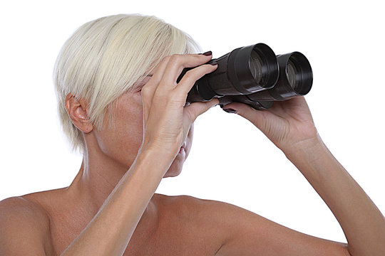 Mujer mirando a traves de un binocular