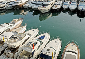 motoryachts in banchina