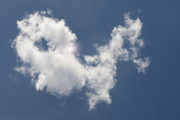 weisse Wolken vor blauem Himmel