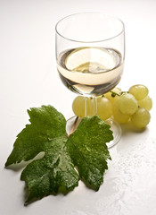 uva con bicchiere di vino